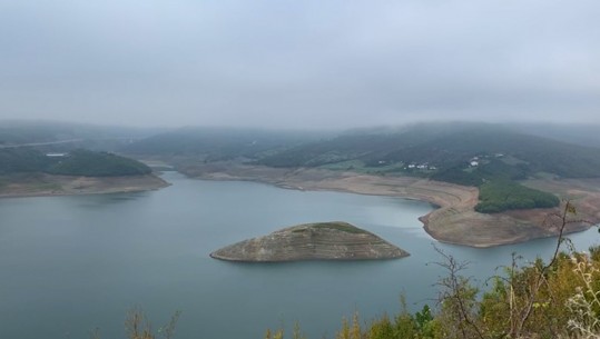 Rënie drastike e ujit në liqenin e Fierzës, baseni po lë bregun dhe po tkurret rreth kupolës! Asnjë turbinë nuk është në punë për prodhimin e energjisë elektrike