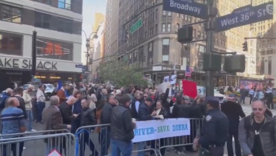 Rama takim me shqiptarët në New York, një grup qytetarësh në protestë