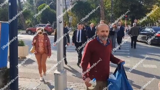 VIDEO/ Incident në kryesinë e Kuvendit, Fredi Beleri goditet me vezë e kos nga një qytetar