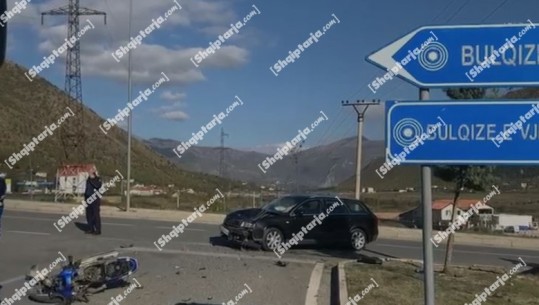 Aksident në Bulqizë, makina përplas motorin! Plagoset rëndë një person 