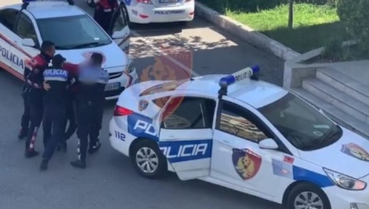 Tiranë/ Qarkullonte me makinë i armatosur, arrestohet në flagrancë 42-vjeçari! I sekuestrohen pistoleta dhe municioni