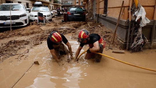 Valencia/ Shpëtohet gruaja e bllokuar në makinë për 3 ditë