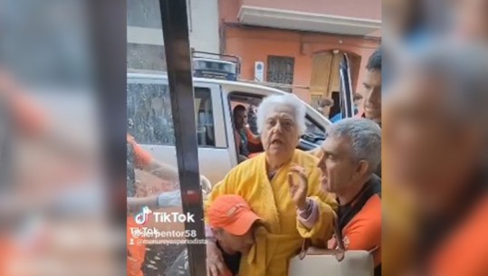 VIDEO/ Spanjë, momenti i shpëtimit të gruas që ishte bllokuar 3 ditë në makinë nga përmbytjet