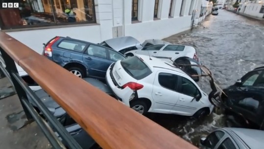 Nuk ndalet moti i keq në Spanjë, momenti kur uji merr para dhjetëra makina (VIDEO)