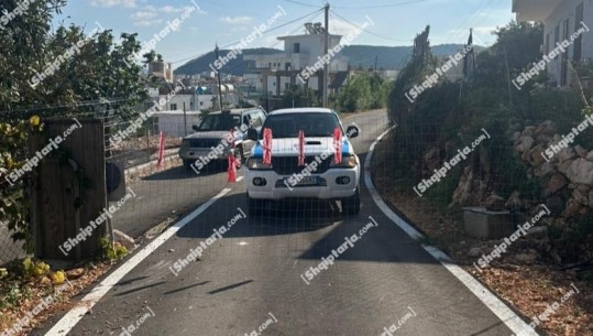 FOTOLAJM/ Çudia në Ksamil, rrugës i vihet gardhi