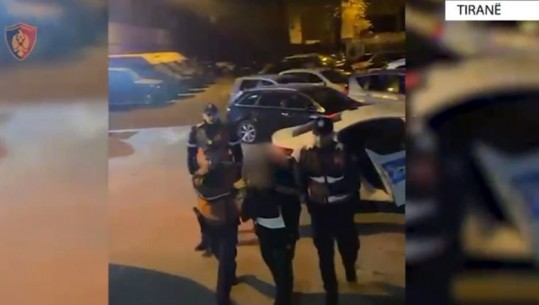 Tiranë/ Lëvizte i armatosur nëpër kryeqytet, pas arrestimit i gjendet dhe sasi droge! Arrestohet 40-vjeçari me dy identitetet (VIDEO)