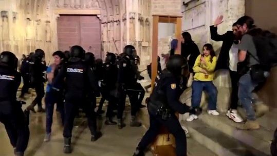 VIDEO/ Përplasje të dhunshme mes policisë dhe protestuesve në Valencia të Spanjës