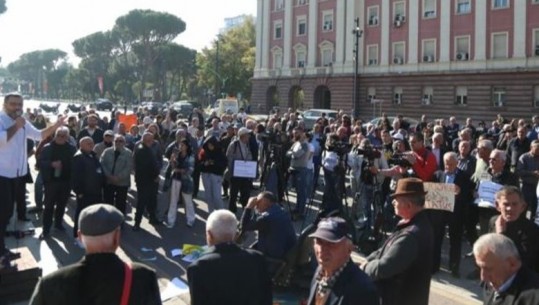 Pensionistët dhe Lëvizja Bashkë protestë te Kryeministria: Hiqni dorë nga korrupsioni, që të na rritet pensioni!