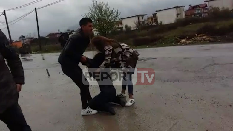 Ora 13:30 VD/ Dhimbje e lot, familjarët e viktimës në Fier marrin vesh lajmin e hidhur