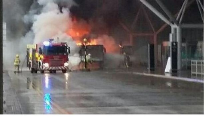 Londër, autobusi përfshihet nga flakët pranë terminalit, panik në aeroport