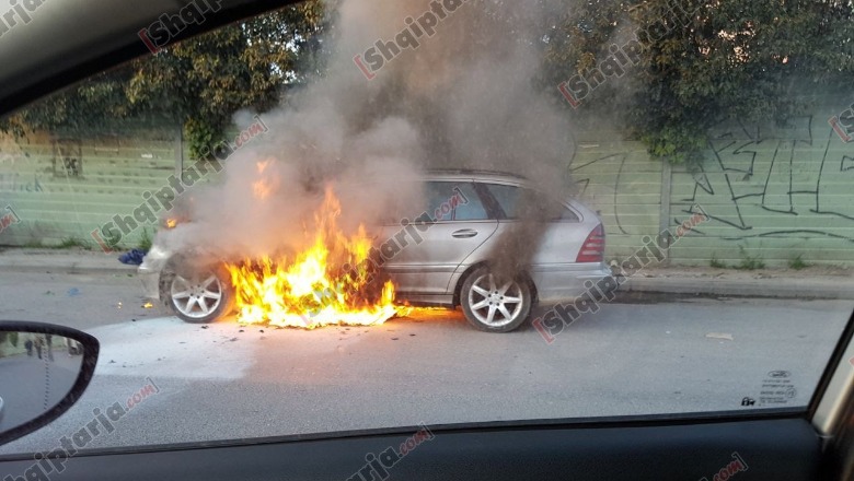 Shkrumbohet nga flakët një makinë te 'Kthesa e Kamzës'/FOTO