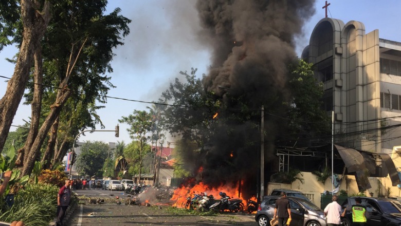 Një familje sulmon me bomba tre kisha në Indonezi, 11 të vdekur