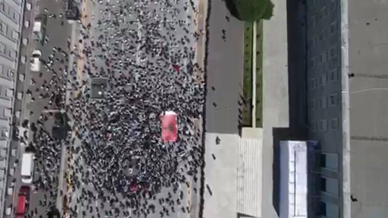 Protesta e opozitës/Deputeti Ndreu tall Bashën: Kaq njerëz i mbledh edhe kryeplaku i fshatit më të lodhur