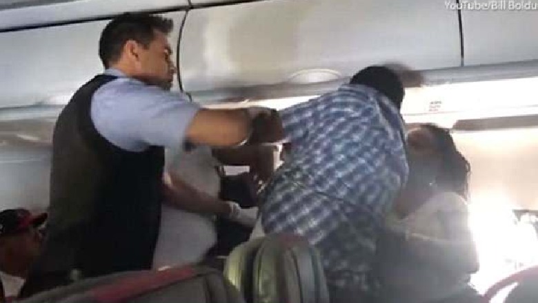 Shokuese, sherr në avion, pasagjeri godet tjetrin për një shishe birrë/VIDEO