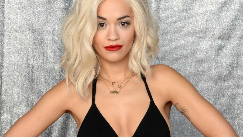 Rita Ora mbërrin në Tiranë, ja kush është personi që e shoqëron/FOTO