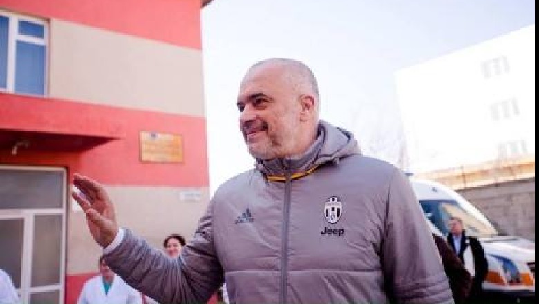 FOTO/ Tifoz me Juven, por Edi Rama bën Ronaldon “mbret” të futbollit