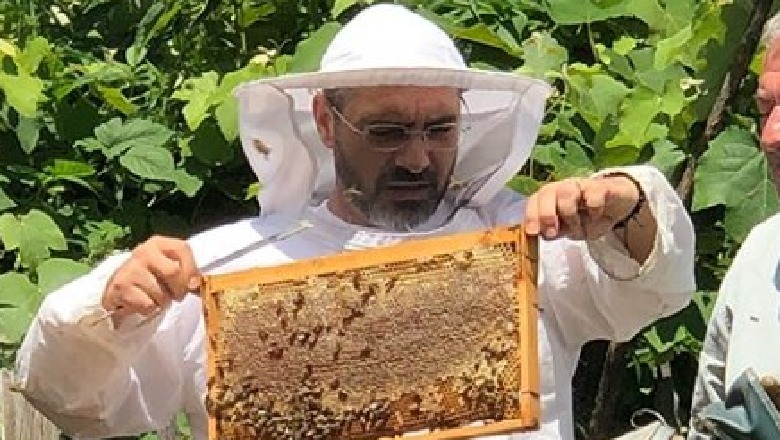 'Një thumb larg'/Saimir Tahiri fundjavë në fshat mes 'bletëve punëtore' (VIDEO+FOTO)