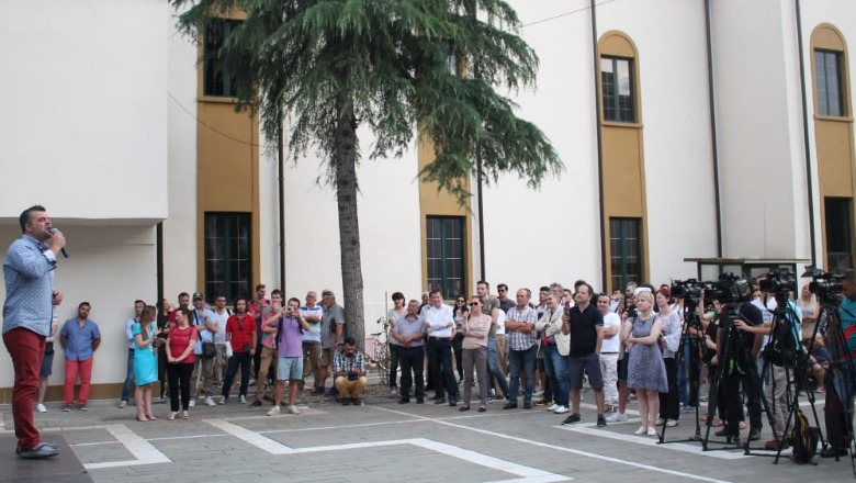 Godina e Teatrit, artistët braktisin protestën, PD merr drejtimin e saj