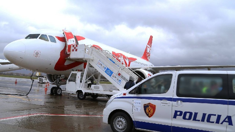 Tentoi të kalonte mallra kontrabandë, arrestohet i riu dhe doganieri në Rinas (Emrat)