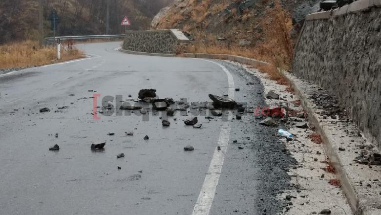 Kalimi në rrugën Kukës-Shishtavec vijon të jetë i vështirë, moti i keq përkeqëson situatën