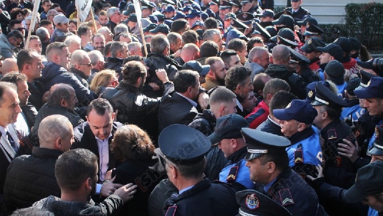 Dhunuan 13 policë, 11 të arrestuar nga protesta e dhunshme para Kuvendit (Emrat) 