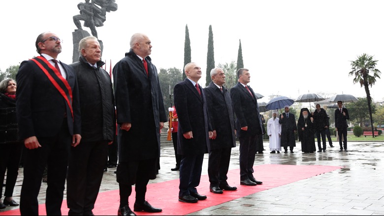 Ceremonia për 'Ditën e Flamurit', Rama tërheq sërish vëmendjen me veshjen e pazakontë (FOTO)