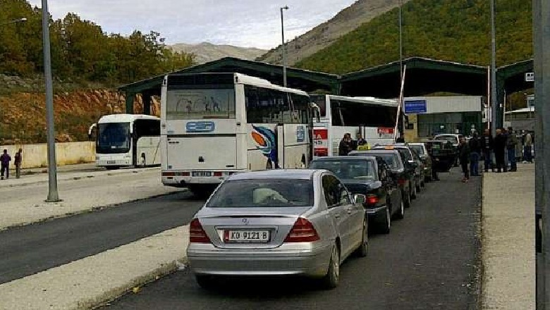 Kontrabandë me fruta të thata , arrestohet doganieri dhe 3 persona, shpallet në kërkim një tjetër