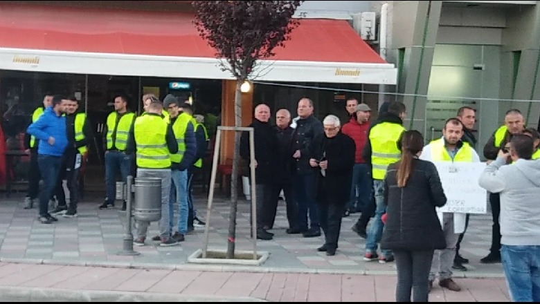 Mbyllet protesta në Durrës, hapet autostrada, bllokohet rruga në Elbasan