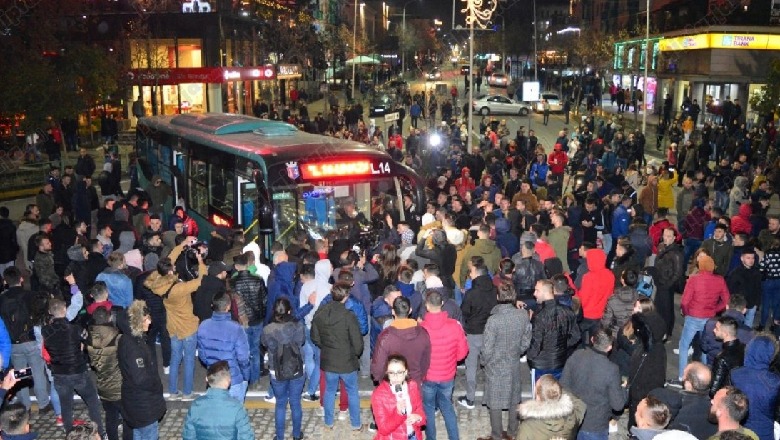 Bllokuan rrethrrotullimin te 'Zogu i Zi', procedohen Edmond Tupe, Robert Aliaj dhe 25 studentë