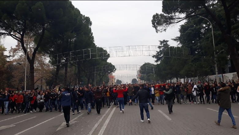 Studentët marshojnë drejt Kryeministrisë, fotografohen në Bulevard 