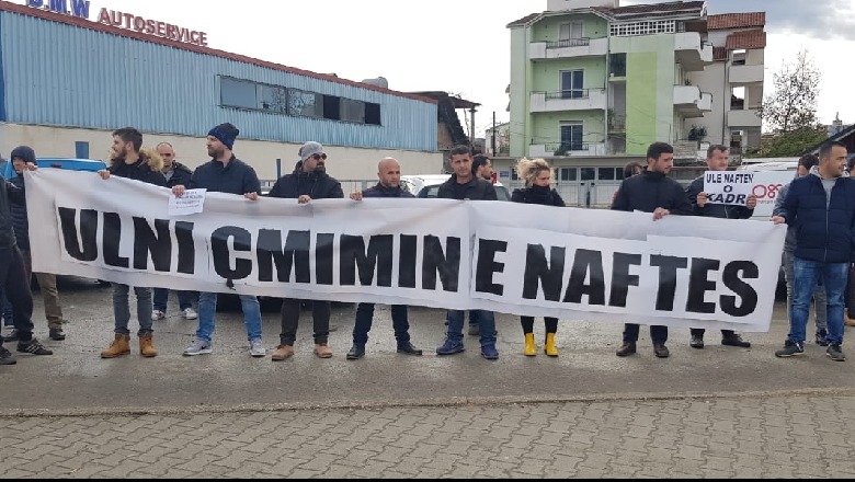 Me pankarta kundër çmimit të naftës, disa nga militantët e PD-së i bashkohen protestës së studentëve