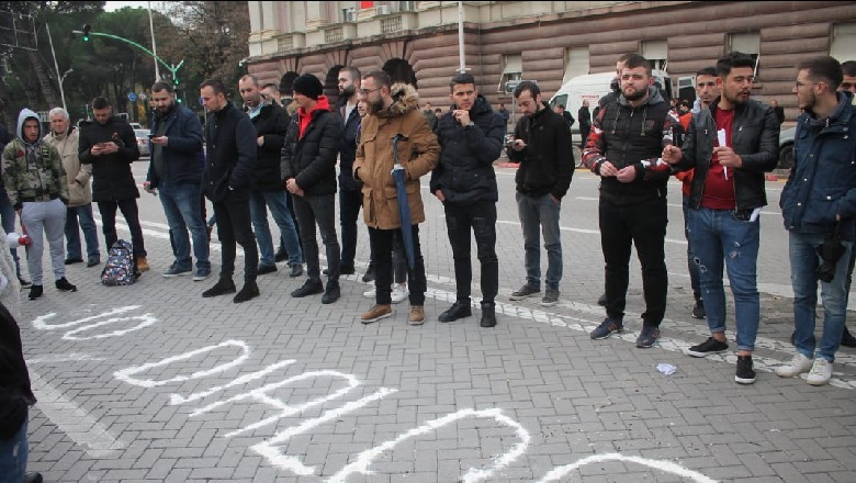 Tragji-komedia e protestës