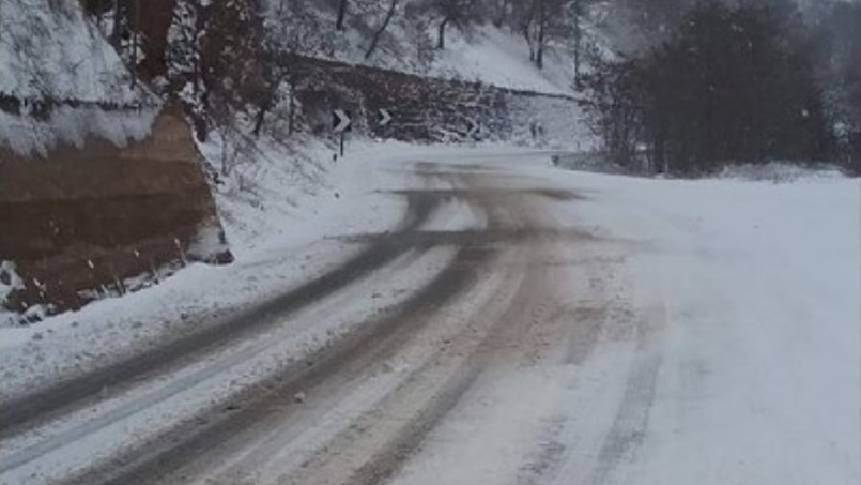 Reshjet e dëborës/ Pezullohet mësimi në 5 shkolla të Vaun e Dejës, 6 borëpastruese në ‘aksion’ në Qafë Bualli deri në Peshkopi