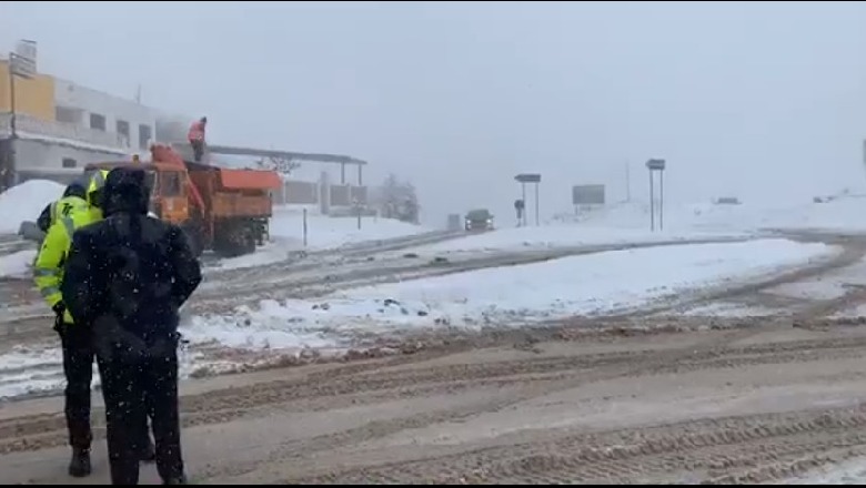 Balla mbledh drejtorët në Qafë Thanë për shtabin e Emergjencës: Po punohet për mbajtjen hapur të rrugëve (VIDEO)