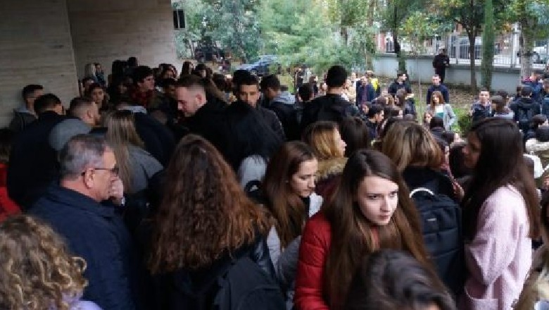 Protesta/ Fakultetit të Inxhinierisë së Ndërtimit i ndërpritet energjia, grupi i studentëve: Do të fitojmë të bashkuar 