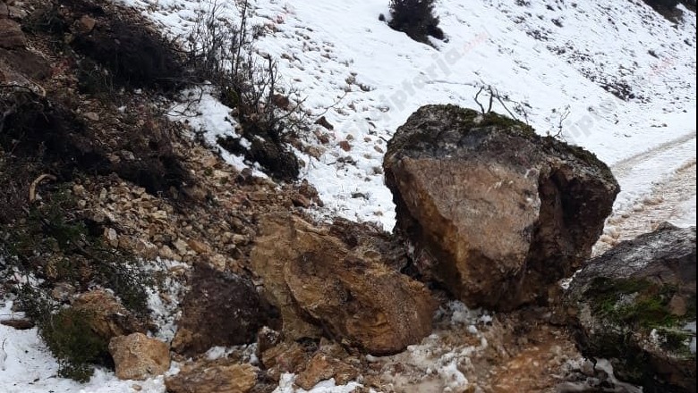 Masiv gurësh në rrugë, bllokohet Tepelenë-Nivicë, paralizohet qarkullimi i mjeteve