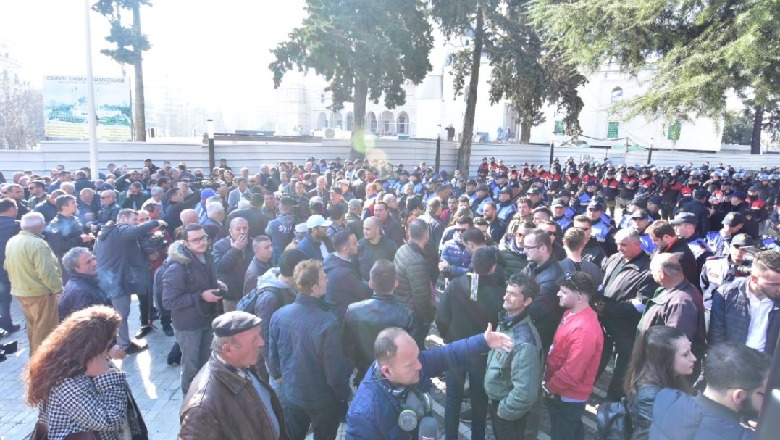 Ja vlen të protestosh çdo të enjte me shpenzime 'partie'?