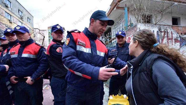 Banorët sulmojnë me vezë punonjësit e përmbarimit (FOTO)