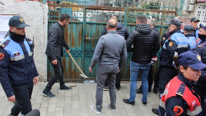 Përmbaruesit tentojnë të hapin derën me shufra hekuri (FOTO)