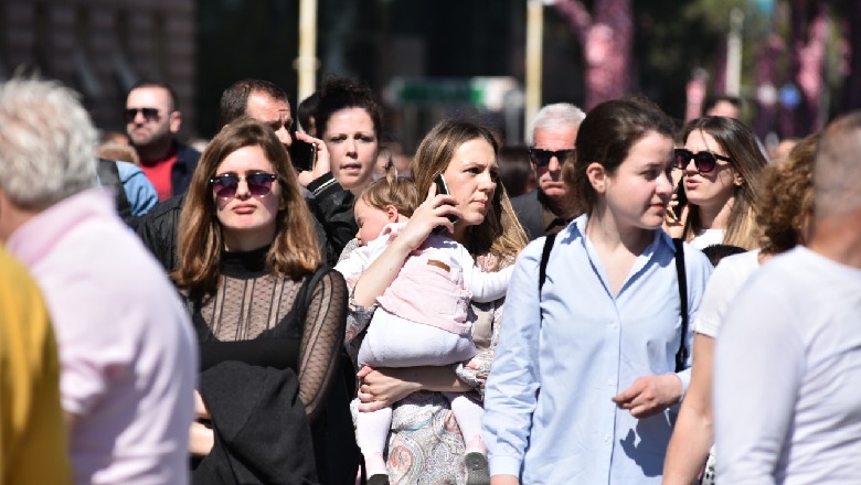 Familjarisht në sheshin ‘Nënë Tereza’, të gjitha grupmoshat sot në ‘Bashkia që duam’ (FOTO)