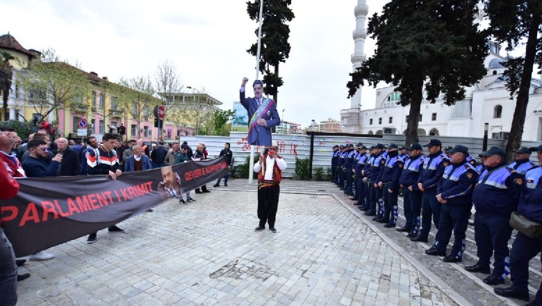 Forca të shumta policie rrethojnë parlamentin