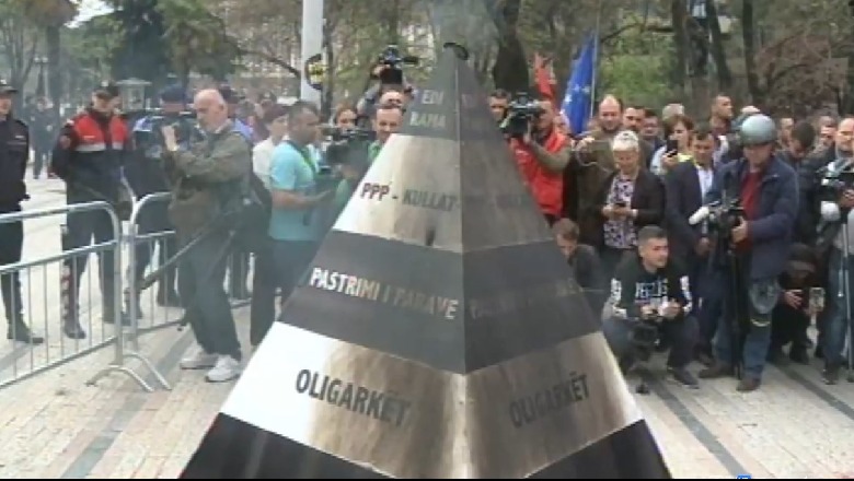 Protestuesit i vënë flakën 'piramidës' (FOTO)