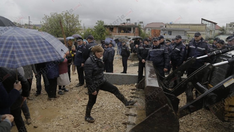 EMRAT/ U përplasën me policinë e i goditën me gurë, shoqërohen dy vëllezërit tek Bregu i Lumit 