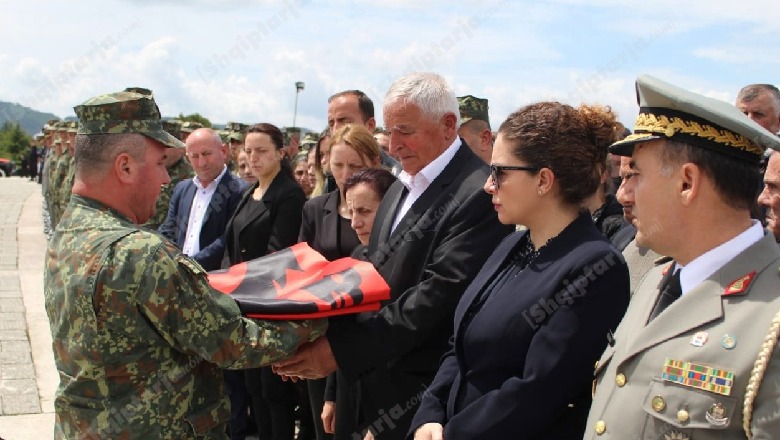 FOTO/ Zarife Hasanaj përcillet për në banesën e fundit, babait i dorëzohet flamuri