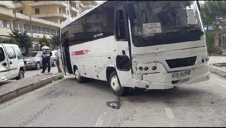 Vlorë/ Shpëtojnë për mrekulli fëmijët! Autobusi i shkollës përplaset me mjetin (FOTO)