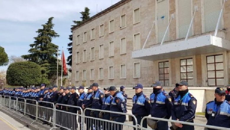 Protesta/ Policia jep dy orë leje për tubim, opozita kërkon deri në mesnatë, 1 200 efektivë në gatishmëri 