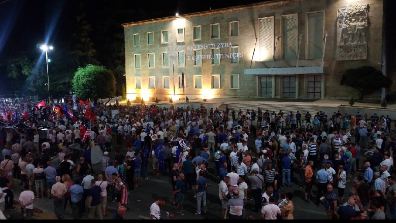 Protesta e 10 e opozitës 'lodh' militantët