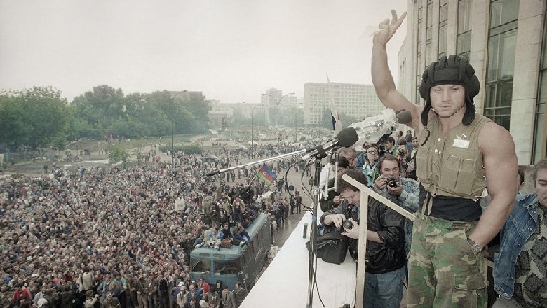 'Grushti i Shtetit' në Moskë, dështimi i Partisë Komuniste për t’u kthyer në demokrate