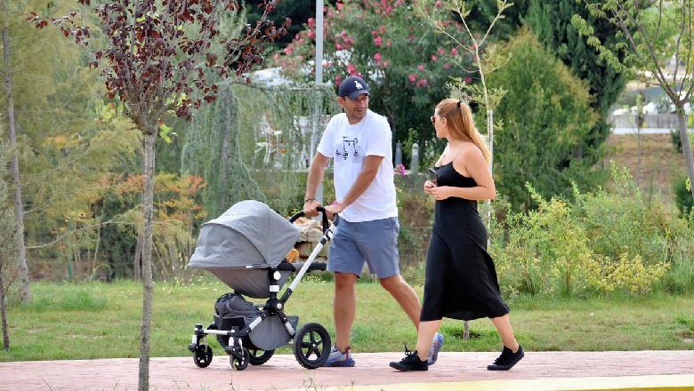 FOTO-LAJM / Veliaj dhe Ajola fotografohen nga Parku i Liqenit duke shëtitur Kajanin