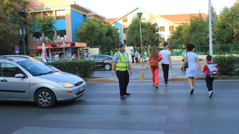 Fotot / Nis dita e parë e shkollës pa probleme, Policia Bashkiake dhe vullnetarët ndihmojnë nxënësit